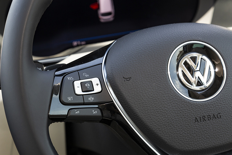 ステアリングスポーク部の左側にACCのON/OFFや車速、車間距離などを設定できるスイッチを備える