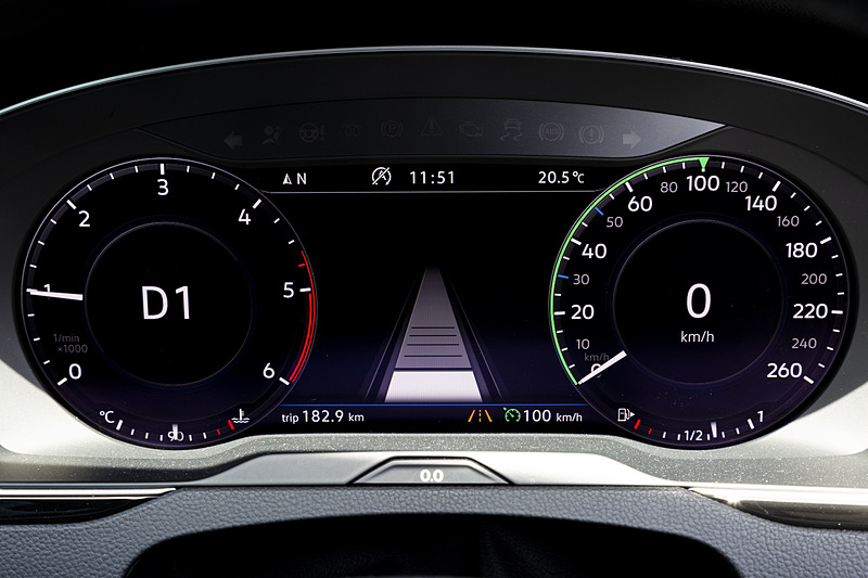 ACCをONにすると、設定速度を表わす緑のラインがスピードメーターのまわりにぐるっと表示される。メーター中央が車間距離の設定を表わし、その下にオレンジ色で表示されているのがレーンアシストの作動表示。車線を認識すると色が緑に変わる