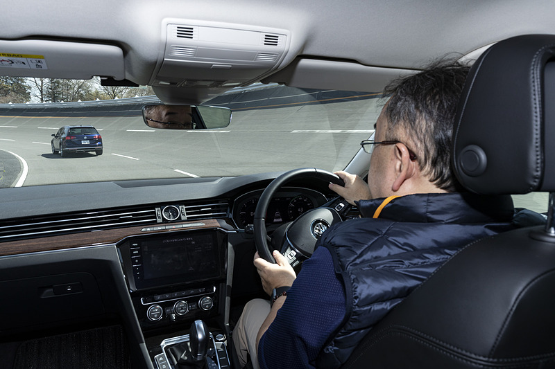 ACCをONにして、全車ともまったく同じ車間距離で先導車についていく。ゆるいカーブであれば、先行車を見失うことはなかった