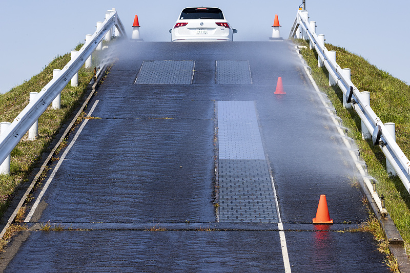 途中の水色部分が氷と同じ0.1μ、濃いめの青い部分が圧雪路と同じ0.3μの低μ路