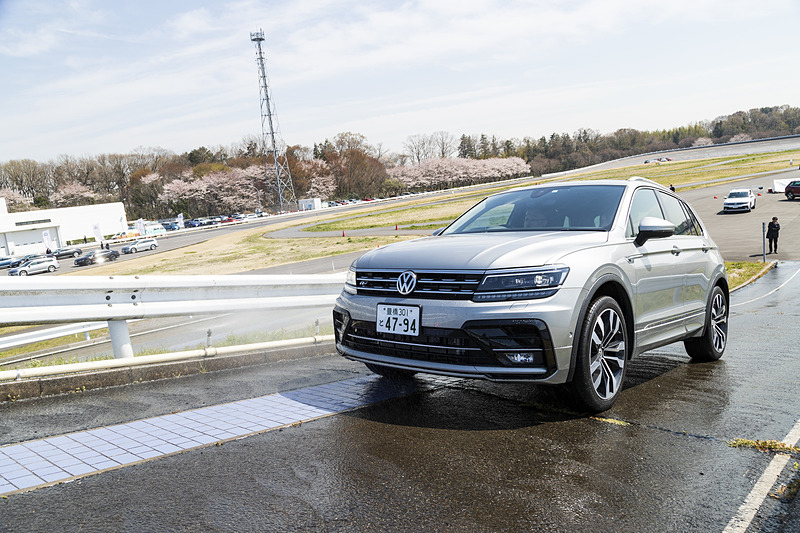 上りでは低μ路の上で一度完全に停止する。それでも、急激にアクセルを踏み込まなければ思っていたよりもすんなり上れた印象。アクセルを少しラフに踏み込んだ際の挙動などは次の動画をご覧いただきたい