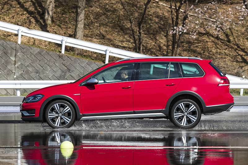 フル加速からのフルブレーキでも大きくフロントダイブすることなく、安定して停止できた