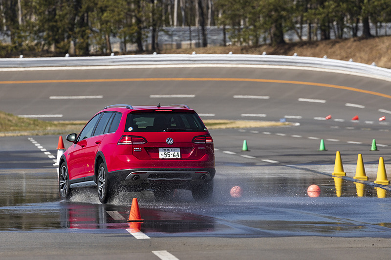 フルブレーキを踏みながらのステアリング操作は、安全がきちんと確保されたクローズドコースだからこそ試せる。いざというときに備えて「止まれる」「ステアリングで回避できる」ということを知っていることは心強い