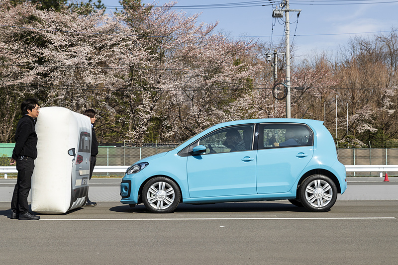 「up！」に搭載された「シティエマージェンシーブレーキ（CEB）」も体験。up！のCEBは障害物を検知しても事前に警告をすることはなく、急にブレーキがかかる。この日は風が強く、デモツールが飛ばないように人が立っていたためより不安が大きかったが、しっかりと手前で停止した