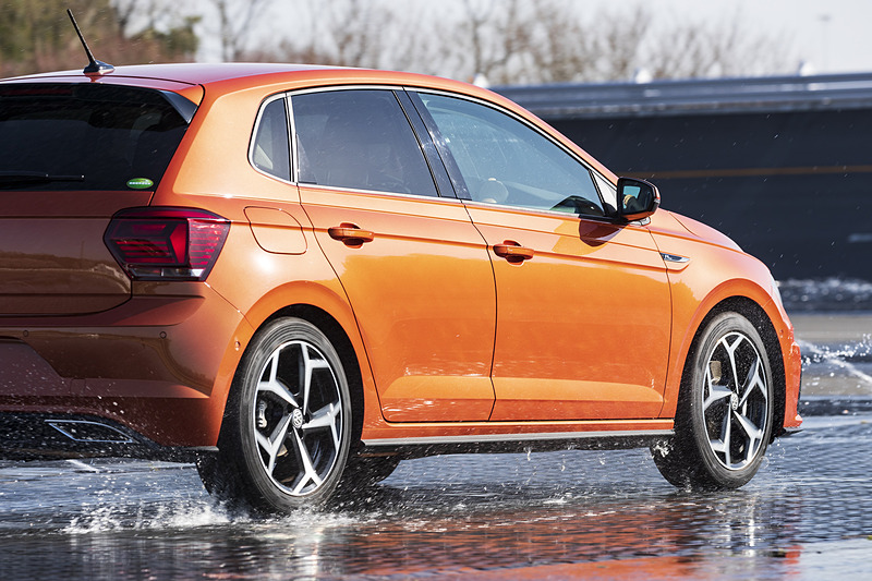 常に水が撒かれていたスキッドパッドで、ステアリングを一定に保ち、アクセルワークで車両の挙動を維持