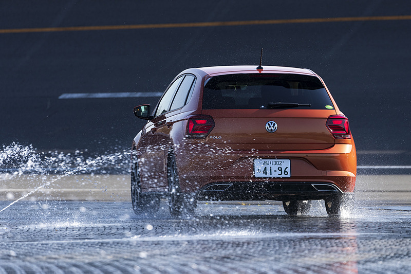 車速が上がるにつれてアンダーステア気味になってわずかに膨らんでいくが、ESCの制御も相まって急激な挙動を示すことはないので収めやすい