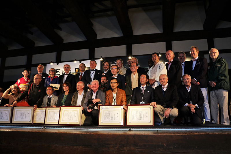 2019年のウイナーと審査員によるフォトセッション