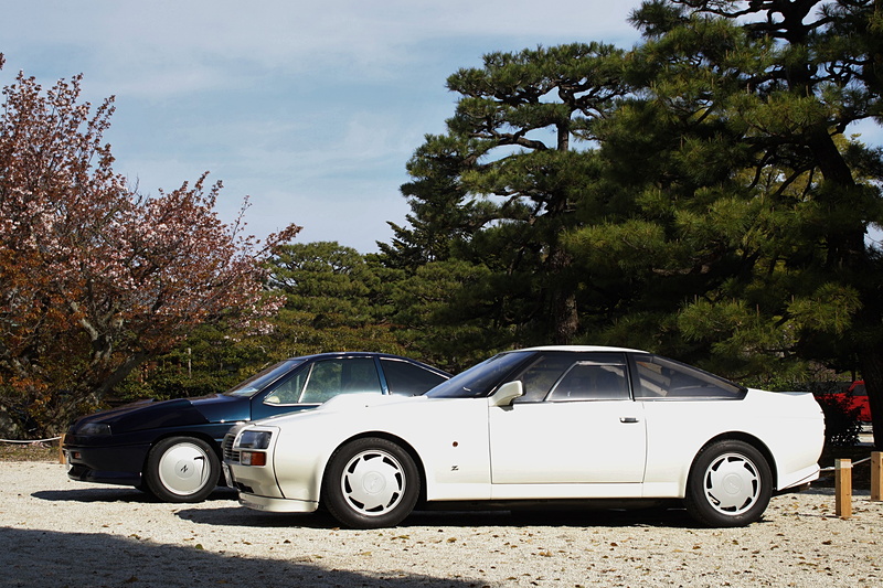 オーテック ステルヴィオ ザガート（奥）とアストンマーティン V8ザガート（手前）