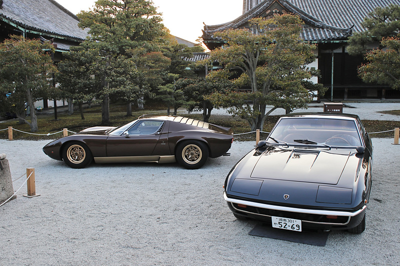 ランボルギーニ ミウラ P400（左）とランボルギーニ イスレロ 400GT（右）