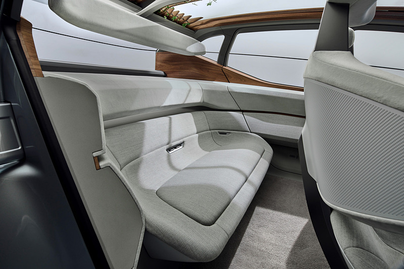 「第3の生活の場」として広々とくつろげる車内スペースを演出