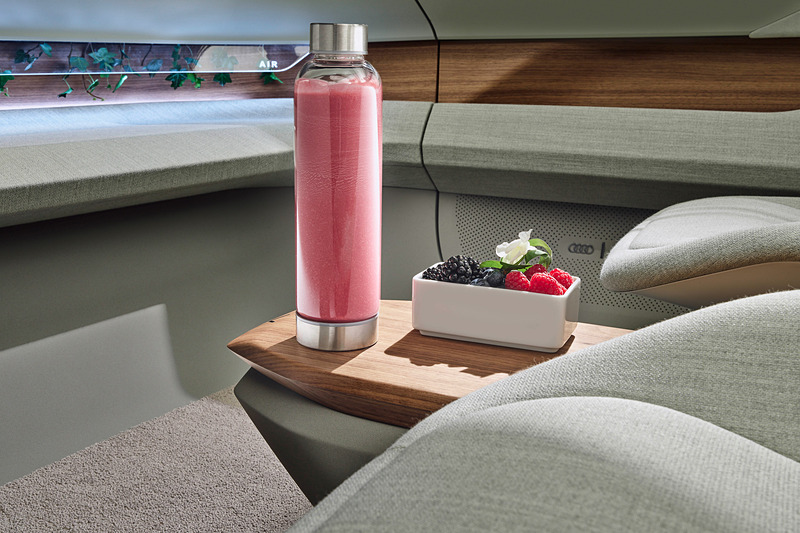 フロントシート間にある広いアームレストはマグネットを内蔵。金属製のコップやプレートを保持可能として、車内でくつろぎながら食事が楽しめるようにしている