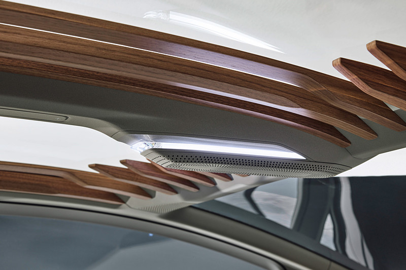 ルーフに繊細なデザインの木製バーを設置し、初の試みとして本物の植物も用意される