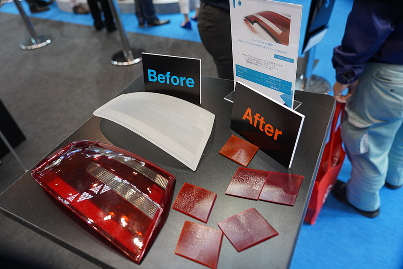 Stratasysの展示では、3Dプリンターを利用して打ち出されたホンダのバイクのロゴ、3Dプリンターで出力されたテールランプのカバーなど自動車関連の展示が多かった