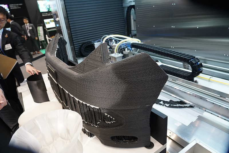 リコーブースではSlab（エス.ラボ）のペレット溶融積層方式3Dプリンターを参考展示。バンパーを製造していた