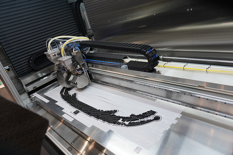 リコーブースではSlab（エス.ラボ）のペレット溶融積層方式3Dプリンターを参考展示。バンパーを製造していた