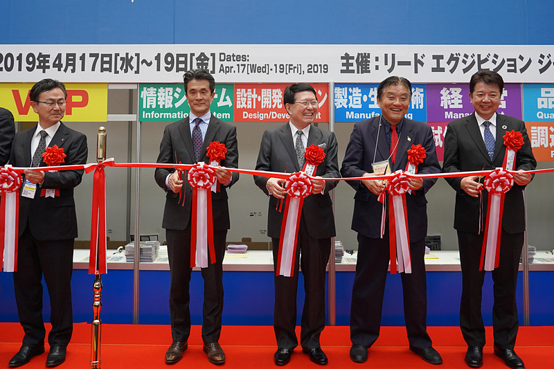 テープカットの様子