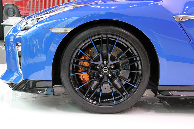 リアまわりに「GT-R 50th Anniversary」の文字をあしらったバッヂとステッカーを装着。ワンガンブルーのモデルでは、ボディカラーとコーディネートして設定した50周年記念ロゴ入りのブルースポークホイールを標準装備。タイヤはダンロップ「SP SPORT MAXX GT600 DSST CTT」（フロント：255/40ZRF20、リア：285/35ZRF20）