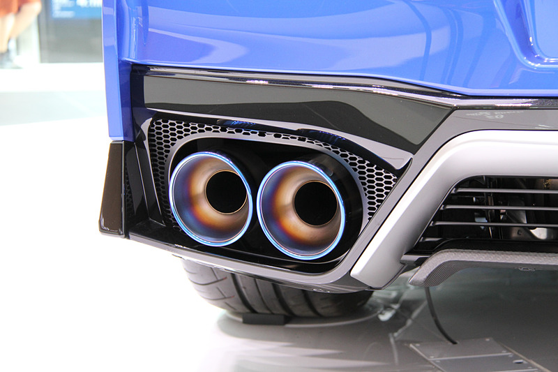 リアまわりに「GT-R 50th Anniversary」の文字をあしらったバッヂとステッカーを装着。ワンガンブルーのモデルでは、ボディカラーとコーディネートして設定した50周年記念ロゴ入りのブルースポークホイールを標準装備。タイヤはダンロップ「SP SPORT MAXX GT600 DSST CTT」（フロント：255/40ZRF20、リア：285/35ZRF20）