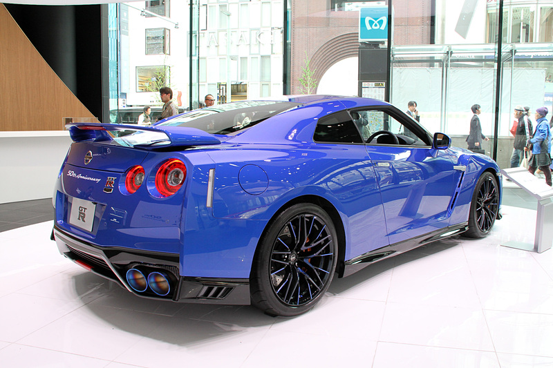 GT-R 50th Anniversary。ボディカラーはワンガンブルー（特別塗装色）＋ホワイトステッカー。価格は1351万6200円