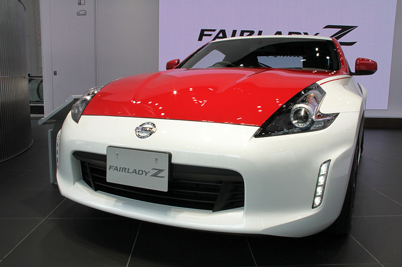 エクステリアではフロントフェンダーにステッカーを、リアに50周年記念を象徴するバッヂを装着