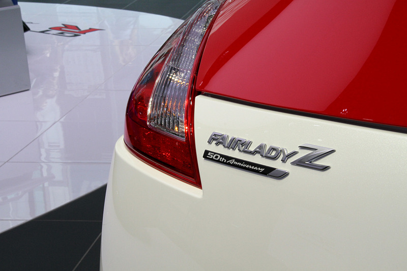 エクステリアではフロントフェンダーにステッカーを、リアに50周年記念を象徴するバッヂを装着