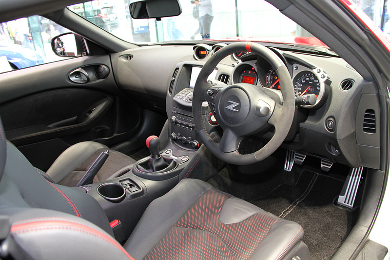 インテリアでは専用キッキングプレート、専用カラーのシフトノブ、専用ステッチを施したパワーシートやドアトリムなどを採用