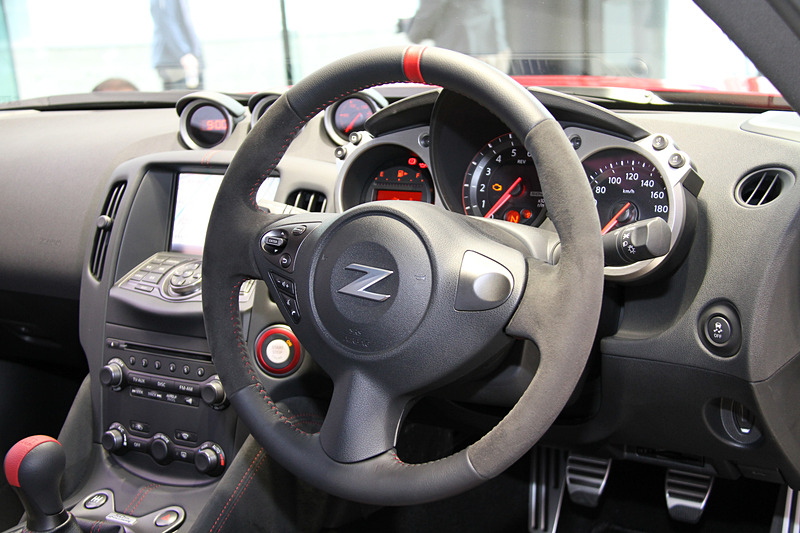 インテリアでは専用キッキングプレート、専用カラーのシフトノブ、専用ステッチを施したパワーシートやドアトリムなどを採用