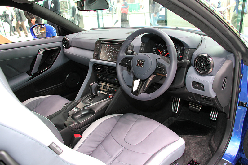 インテリアではミディアムグレーの専用内装色を採用。V型6気筒DOHC ツインターボ「VR38DETT」型エンジンは最高出力419kW（570PS）/6800rpm、最大トルク637Nm（65.0kgfm）/3300-5800rpmを発生