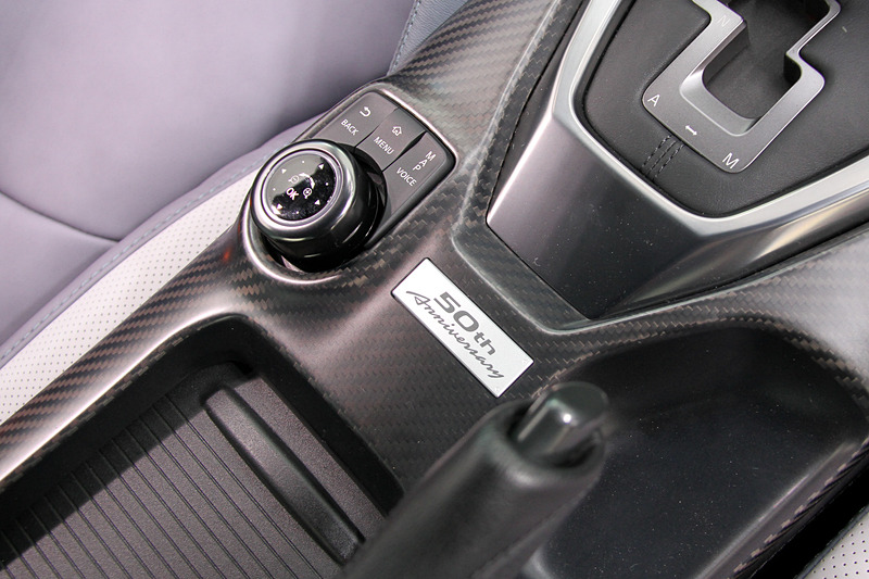 インテリアでは専用キッキングプレート、専用カラーのシフトノブ、専用ステッチを施したパワーシートやドアトリムなどを採用