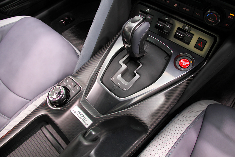 インテリアでは専用キッキングプレート、専用カラーのシフトノブ、専用ステッチを施したパワーシートやドアトリムなどを採用