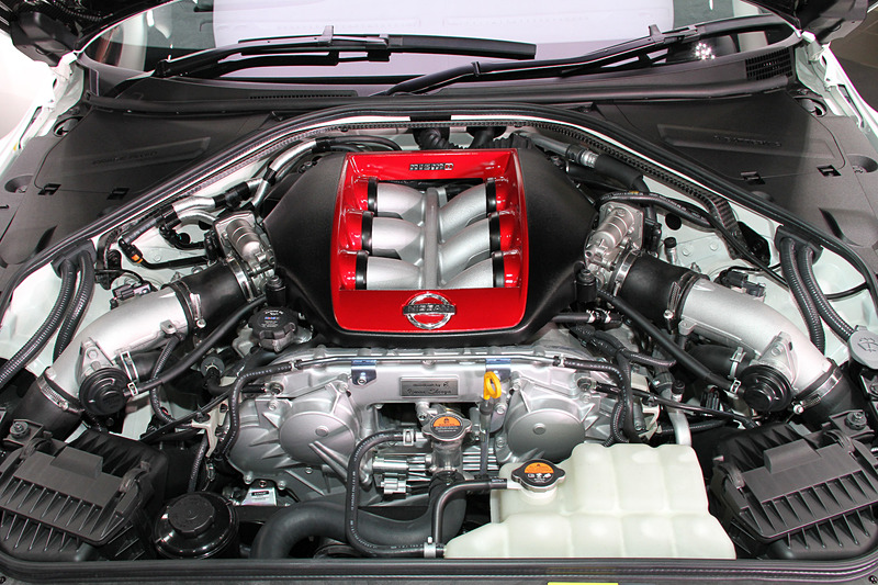 GT-R NISMO 2020年モデルではカーボンルーフ、NISMO専用カーボンフード（NACAダクト付）、NISMO専用カーボンフロントフェンダー（エアアウトレット付）、NISMO専用GT3タービン（IHI製高効率、大容量ターボ）、カーボンセラミックブレーキ、レイズ製20インチアルミ鍛造ホイール（専用設計）、新開発サスペンション/ハイグリップタイヤ、レカロ製カーボンバックバケットシート（専用設計）などを専用装備