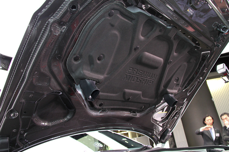 GT-R NISMO 2020年モデルではカーボンルーフ、NISMO専用カーボンフード（NACAダクト付）、NISMO専用カーボンフロントフェンダー（エアアウトレット付）、NISMO専用GT3タービン（IHI製高効率、大容量ターボ）、カーボンセラミックブレーキ、レイズ製20インチアルミ鍛造ホイール（専用設計）、新開発サスペンション/ハイグリップタイヤ、レカロ製カーボンバックバケットシート（専用設計）などを専用装備