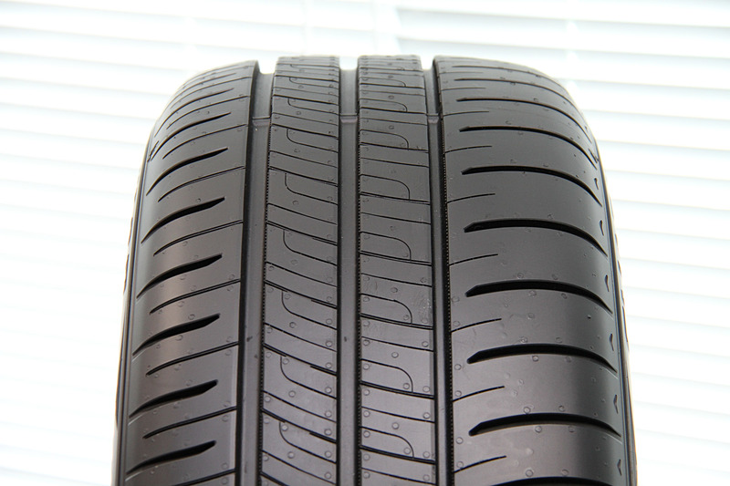 従来のRV504からリブ数を減らしてショルダー部のパターン剛性を高め、接地面全体の剛性を最適化。また、サイドウォール全体がたわむ新プロファイルにより荷重をしっかり支え、多人数乗車時でもふらつきを抑制できるようになった。そのほか大きさが異なる5種類のブロックを配置し、音を分散させることでパターンノイズも低減させている（写真左は向かって左がIN側、右がOUT側）