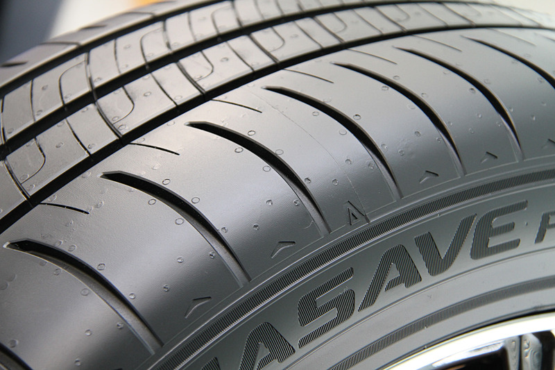 従来のRV504からリブ数を減らしてショルダー部のパターン剛性を高め、接地面全体の剛性を最適化。また、サイドウォール全体がたわむ新プロファイルにより荷重をしっかり支え、多人数乗車時でもふらつきを抑制できるようになった。そのほか大きさが異なる5種類のブロックを配置し、音を分散させることでパターンノイズも低減させている（写真左は向かって左がIN側、右がOUT側）