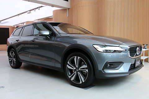 ボルボ、210mmの最低地上高で悪路走破性を高めた新型「V60 クロス