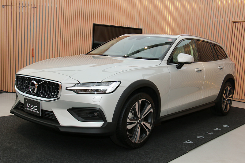 V60 クロスカントリーのボディサイズは4785×1895×1505mm（全長×全幅×全高）、ホイールベースは2875mm。車両重量は1810kg。最低地上高はV60より65mm高い210mm。アウトドアレジャーで使う自転車やカヌーなどをルーフ上に固定して運搬するユーザーに対して、クロスカントリーシリーズの「高い走破性」と「高すぎない全高」の両立がアピールポイントになるという
