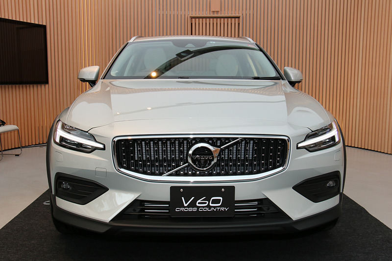 V60 クロスカントリーのボディサイズは4785×1895×1505mm（全長×全幅×全高）、ホイールベースは2875mm。車両重量は1810kg。最低地上高はV60より65mm高い210mm。アウトドアレジャーで使う自転車やカヌーなどをルーフ上に固定して運搬するユーザーに対して、クロスカントリーシリーズの「高い走破性」と「高すぎない全高」の両立がアピールポイントになるという