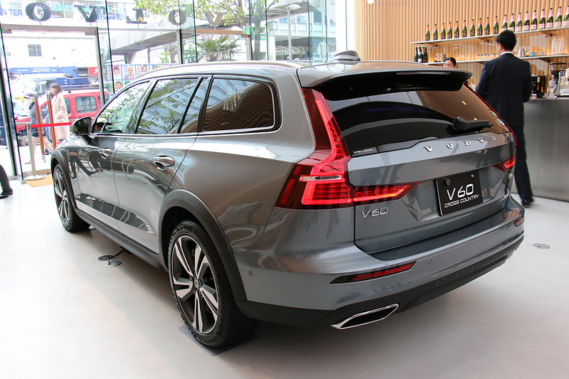V60 クロスカントリーのボディサイズは4785×1895×1505mm（全長×全幅×全高）、ホイールベースは2875mm。車両重量は1810kg。最低地上高はV60より65mm高い210mm。アウトドアレジャーで使う自転車やカヌーなどをルーフ上に固定して運搬するユーザーに対して、クロスカントリーシリーズの「高い走破性」と「高すぎない全高」の両立がアピールポイントになるという