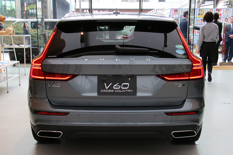 V60 クロスカントリーのボディサイズは4785×1895×1505mm（全長×全幅×全高）、ホイールベースは2875mm。車両重量は1810kg。最低地上高はV60より65mm高い210mm。アウトドアレジャーで使う自転車やカヌーなどをルーフ上に固定して運搬するユーザーに対して、クロスカントリーシリーズの「高い走破性」と「高すぎない全高」の両立がアピールポイントになるという