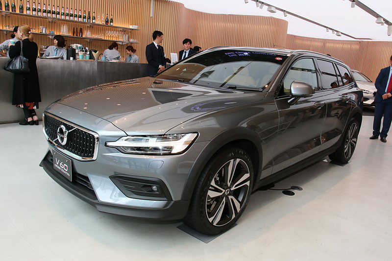 V60 クロスカントリーのボディサイズは4785×1895×1505mm（全長×全幅×全高）、ホイールベースは2875mm。車両重量は1810kg。最低地上高はV60より65mm高い210mm。アウトドアレジャーで使う自転車やカヌーなどをルーフ上に固定して運搬するユーザーに対して、クロスカントリーシリーズの「高い走破性」と「高すぎない全高」の両立がアピールポイントになるという