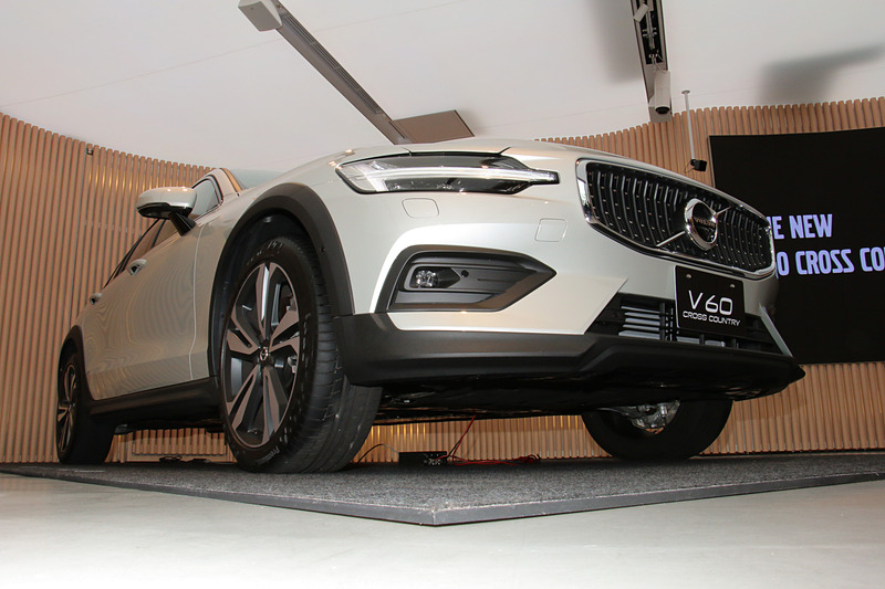 V60 クロスカントリーのボディサイズは4785×1895×1505mm（全長×全幅×全高）、ホイールベースは2875mm。車両重量は1810kg。最低地上高はV60より65mm高い210mm。アウトドアレジャーで使う自転車やカヌーなどをルーフ上に固定して運搬するユーザーに対して、クロスカントリーシリーズの「高い走破性」と「高すぎない全高」の両立がアピールポイントになるという