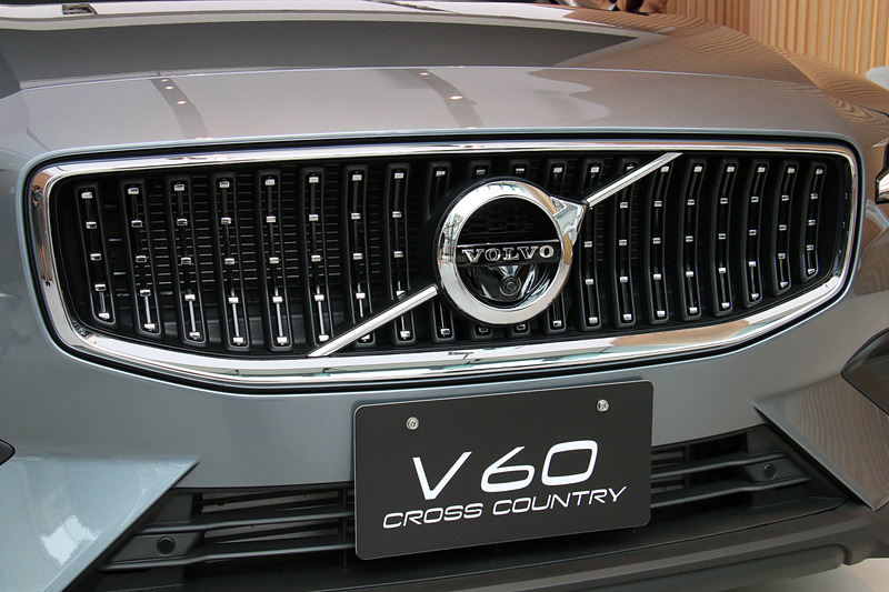 V60 クロスカントリー専用の外装パーツとなるチャコールカラーのフェンダーエクステンション（左）とフロントグリル（右）