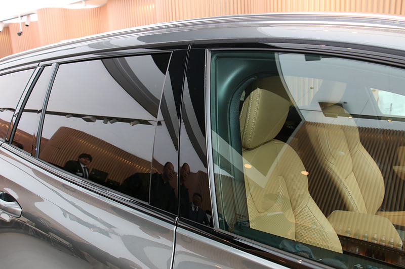 リアバンパーに「CROSS COUNTRY」のロゴが入り、V60ではクロームとなるウィンドウトリムがグロスブラックに変更されている