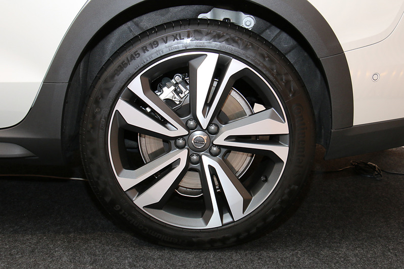 タイヤサイズはV60 クロスカントリー T5 AWD Pro（写真）が235/45R19、V60 クロスカントリー T5 AWDが215/55R18