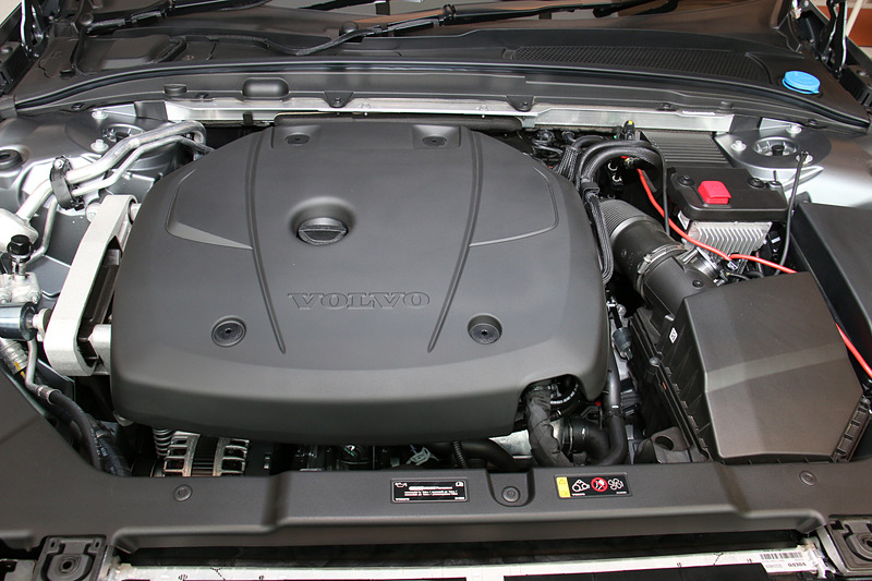 最高出力187kW（254PS）/5500rpm、最大トルク350Nm（35.7kgfm）/1500-4800rpmを発生する直列4気筒DOHC 2.0リッター直噴ガソリンターボ「B420」型エンジンを搭載