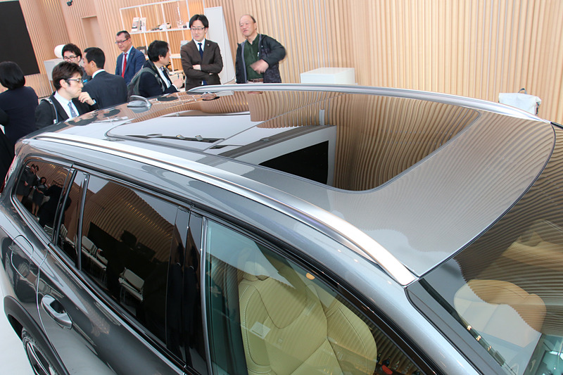 「チルトアップ機構付電動パノラマ・ガラス・サンルーフ」は20万6000円高のメーカーオプション