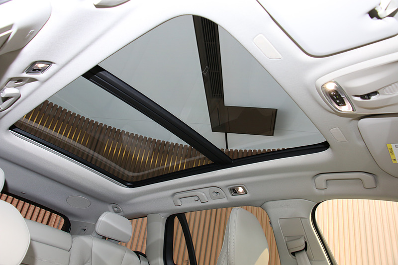 「チルトアップ機構付電動パノラマ・ガラス・サンルーフ」は20万6000円高のメーカーオプション
