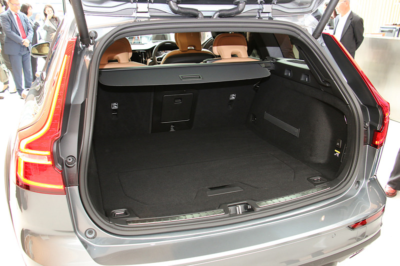 “クラス最大級の積載容量”と表現されている広々としたラゲッジスペースには、スペースを前後で使い分けるためのフロア格納型セパレーターを装備