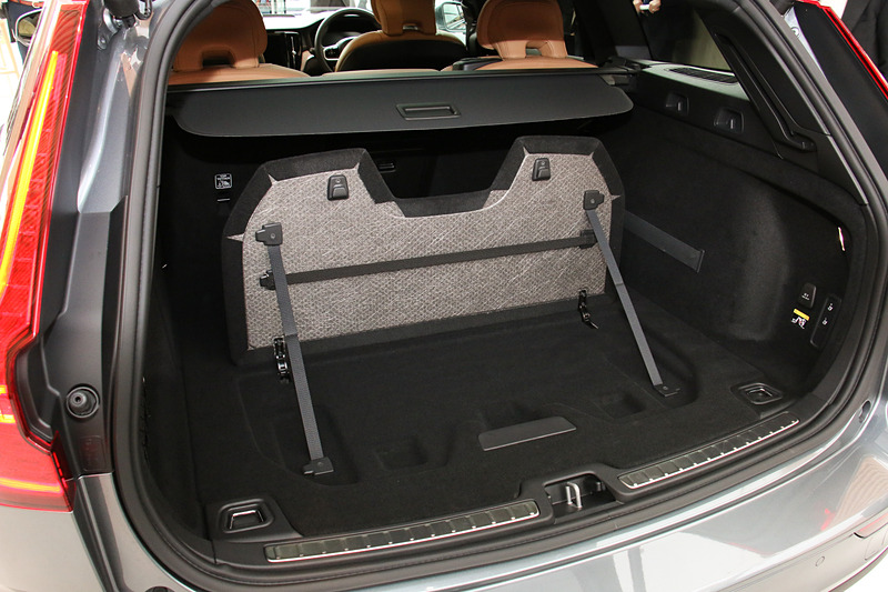 “クラス最大級の積載容量”と表現されている広々としたラゲッジスペースには、スペースを前後で使い分けるためのフロア格納型セパレーターを装備