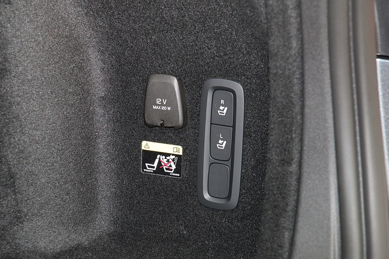 ラゲッジスペースにあるスイッチを押すだけで後席シートバックが前方に倒れる「電動バックレスト・サイドサポート」は、V60 クロスカントリー T5 AWD Proだけで標準装備する